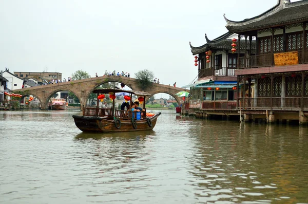 Antiguo pueblo por río en Shanghai con barco — Foto de Stock