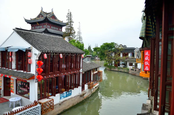 A régi falu folyón a Shanghai hajóval — Stock Fotó