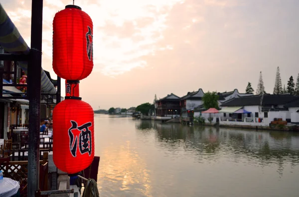 Antiguo pueblo por río en Shanghai con barco — Foto de Stock