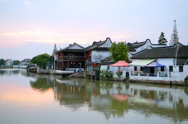 Old village by river in Shanghai with boat — Stock Photo, Image