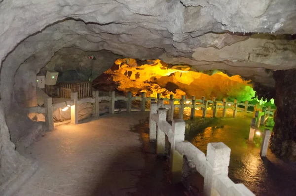 Beautiful Illuminated Multicolored Stalactites Karst Reed Flute Cave Guilin Guangxi — Stock Photo, Image