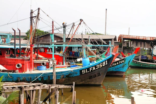 Colorido barco de pesca chino descansando en un pueblo de pescadores chinos, Sekinchan, Malasia — Foto de Stock
