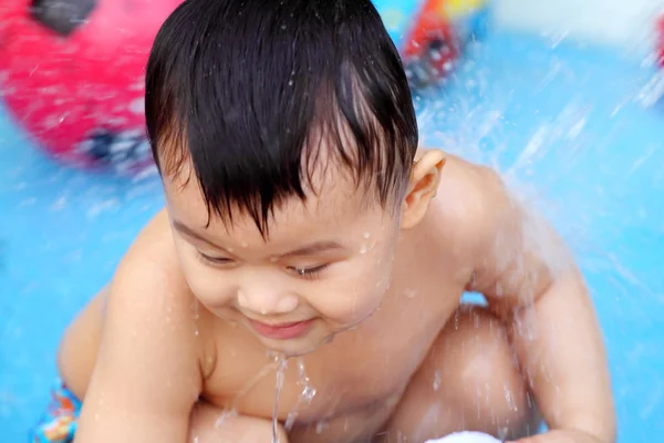 水で遊ぶ子 — ストック写真