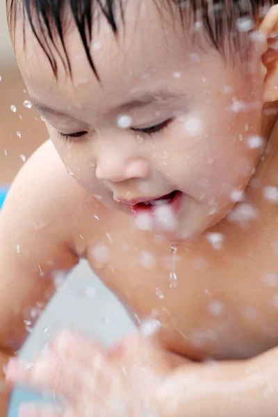 Kind spelen in het water — Stockfoto