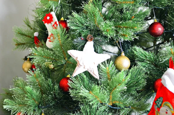 Kerstboom en decoratie van Kerstmis — Stockfoto