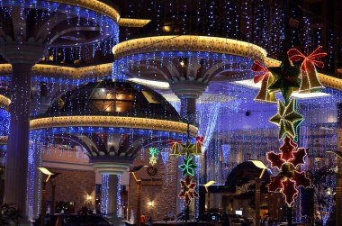 Noel için ışıklı sokak