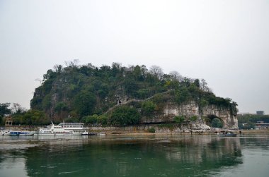 Guilin fil-gövde Hill Park. Guilin birçok karstik dağlar ve Çin'deki güzel sahne çevrili bir şehirdir