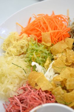 Özel yemek sırasında Çin yeni yılı denilen Yusheng ya da Yee San