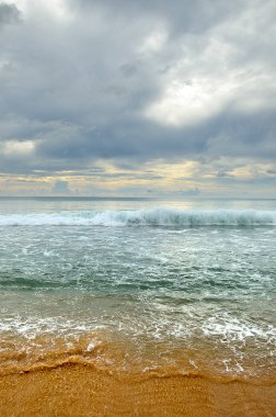 Mai khao beach, Phuket, Tayland, mavi gökyüzü ile güzel bir plaj
