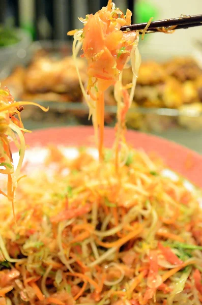 A special dish during Chinese New Year called Yusheng or Yee San — Stock Photo, Image