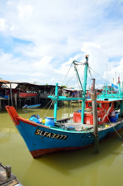 Colorido barco de pesca chino descansando en un pueblo de pescadores chinos Sekinchan, Malasia — Foto de Stock