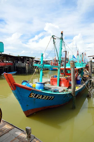 Colorido barco de pesca chino descansando en un pueblo de pescadores chinos Sekinchan, Malasia — Foto de Stock