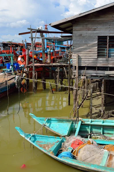 Colorido barco de pesca chino descansando en un pueblo de pescadores chinos Sekinchan, Malasia —  Fotos de Stock