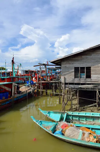 Colorido barco de pesca chino descansando en un pueblo de pescadores chinos Sekinchan, Malasia — Foto de Stock