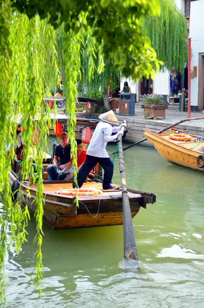 在河边的旧村上海用小船 — 图库照片