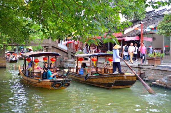 Antiguo pueblo por río en Shanghai con barco — Foto de Stock