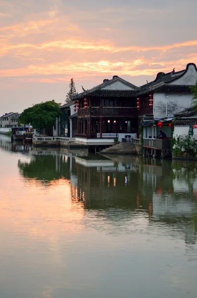 Old village by river in Shanghai with boat — Stock Photo, Image