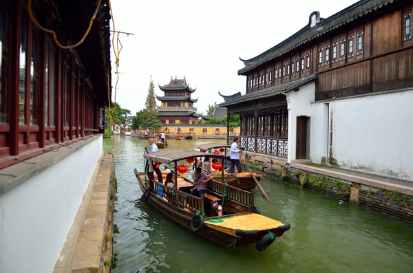 Oude dorp door rivier in shanghai met boot — Stockfoto