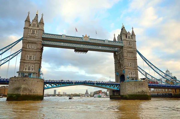 Tower Bridge en Londres, Reino Unido — Foto de Stock