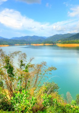 Adam toplayan Sungai Selangor Baraj Gölü öğlen sırasında yaptı.