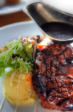 Kızarmış biftek et suyu sosu ile