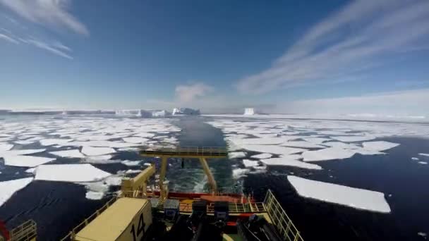 Glace Flottant Sur Eau Réfléchissant Les Nuages Antarctique — Video