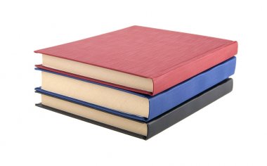 beyaz zemin üzerinde üç kitap