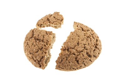 Beyaz arka plan üzerinde izole yulaf ezmeli kurabiye