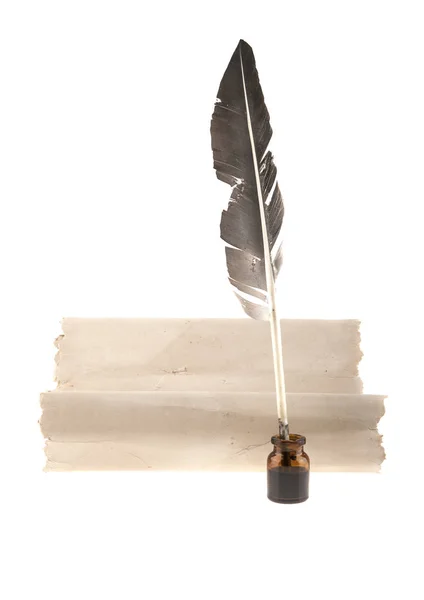 Kalem, mürekkep ve eski kağıt beyaz arka plan üzerinde izole