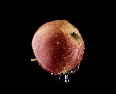 bir sprey su siyah izole içinde elma