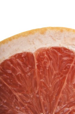 Beyaz arkaplanda izole edilmiş bir parça greyfurt