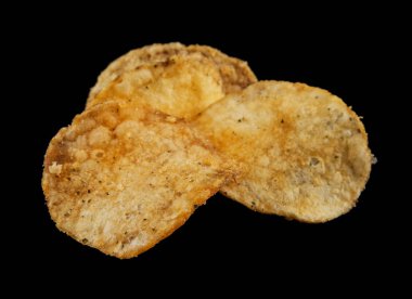 Patates cipsi bir siyah arka plan üzerine izole