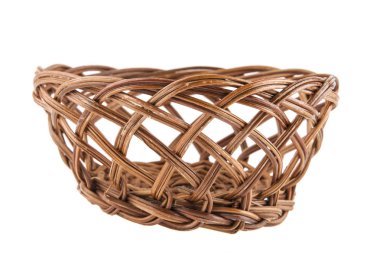 Hasır sepet beyaz arkaplanda izole edildi