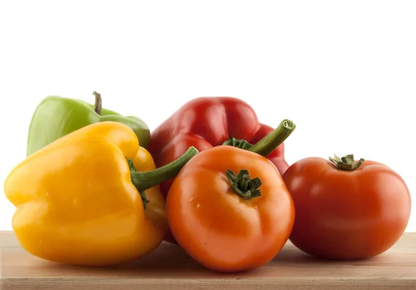 biber ve domates ahşap bir masa üzerinde