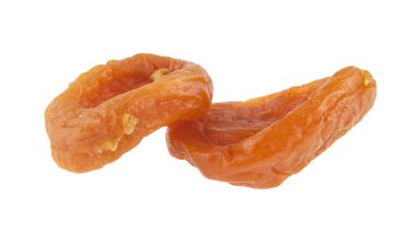 Beyaz arka planda izole edilmiş kurumuş kayısılar