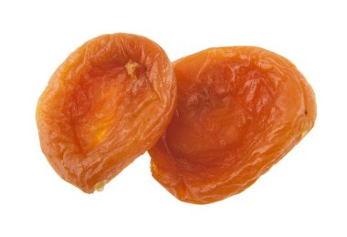 Beyaz arka planda izole edilmiş kurumuş kayısılar