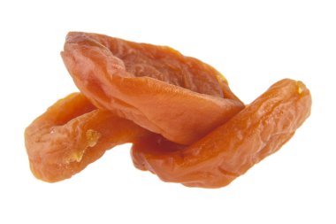 Beyaz arka planda izole edilmiş kurumuş kayısılar