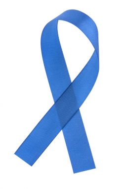 Beyaz arkaplanda mavi kurdele izole edildi