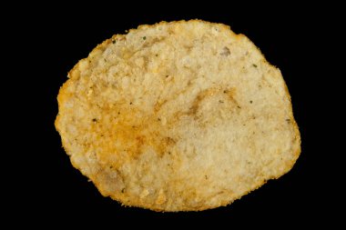 Patates cipsi bir siyah arka plan üzerine izole