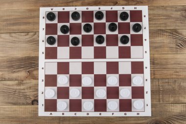 Ahşap bir masa taşları