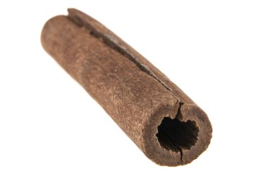 Tarçın beyaz arkaplanda izole edildi