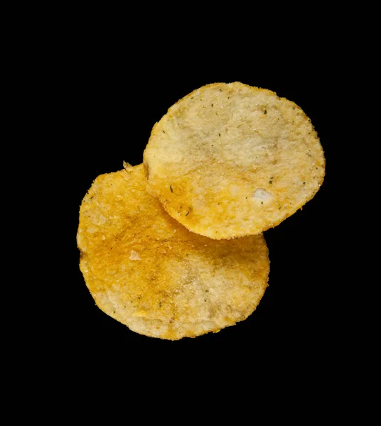 Potatischips isolerad på en svart bakgrund — Stockfoto