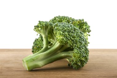 Brokoli beyaz arka plan üzerinde izole ahşap tablo