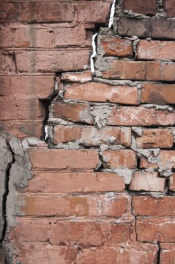 Kırmızı tuğla örülmüş duvar