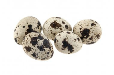 Beyaz arka planda izole edilmiş bıldırcın yumurtası.