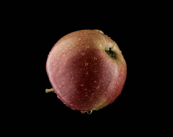 Verter agua sobre una manzana — Foto de Stock