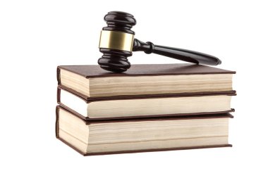 Eski kitaplar ve beyaz bir arka plan üzerinde izole bir tahta çekiç