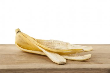 Muz kabuğu bir ahşap tahta üzerinde