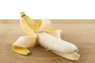 ahşap tahta üzerinde muz