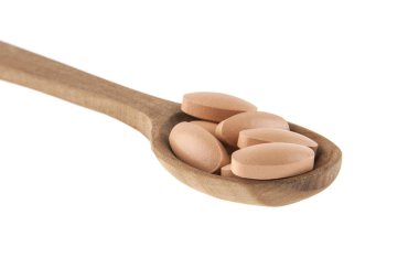 Beyaz bir arka plan üzerinde izole bir tahta kaşık Tablet